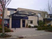 Enkele carport in het blauw