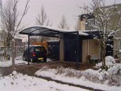 Een carport beschermt tegen winterse omstandigheden