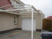 Witte carport die past bij de garagedeur